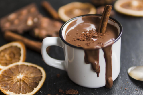 Chocolate Quente Cremoso com Canela e Marshmallow Um Abraço em Forma de Bebida