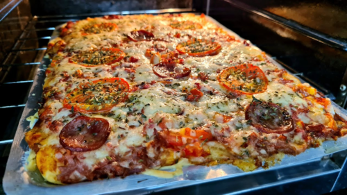 Pizza de Liquidificador com Calabresa e Orégano Um Sabor Caseiro em Poucos Passos